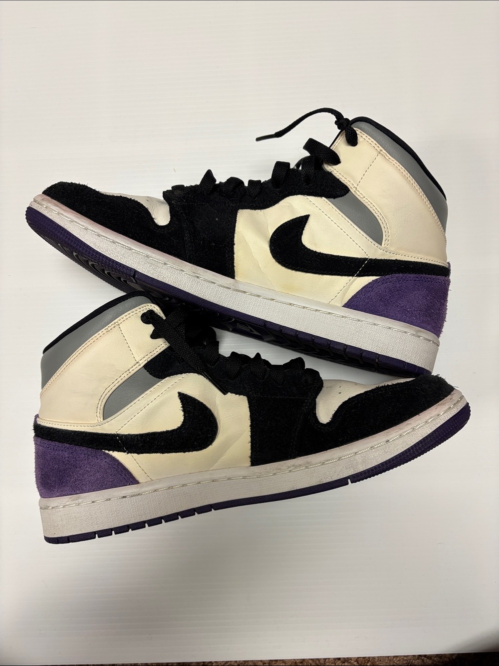 Air Jordan 1 Mid SE
Varsity Purple Black White Sneakers

Mens size 10 - Picture 2 of 7